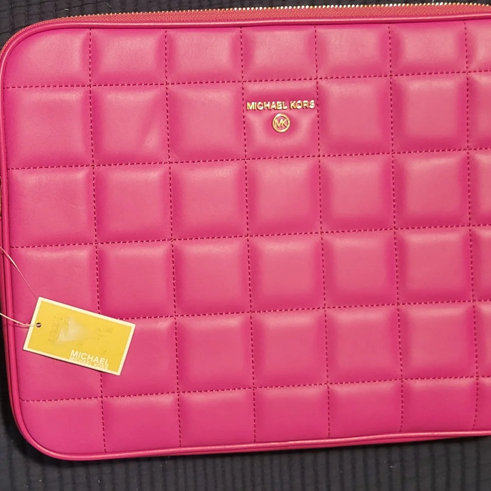 Michael Kors Fuchsia Quilted Sleeve For Ipad Pro. NWT. RV$198